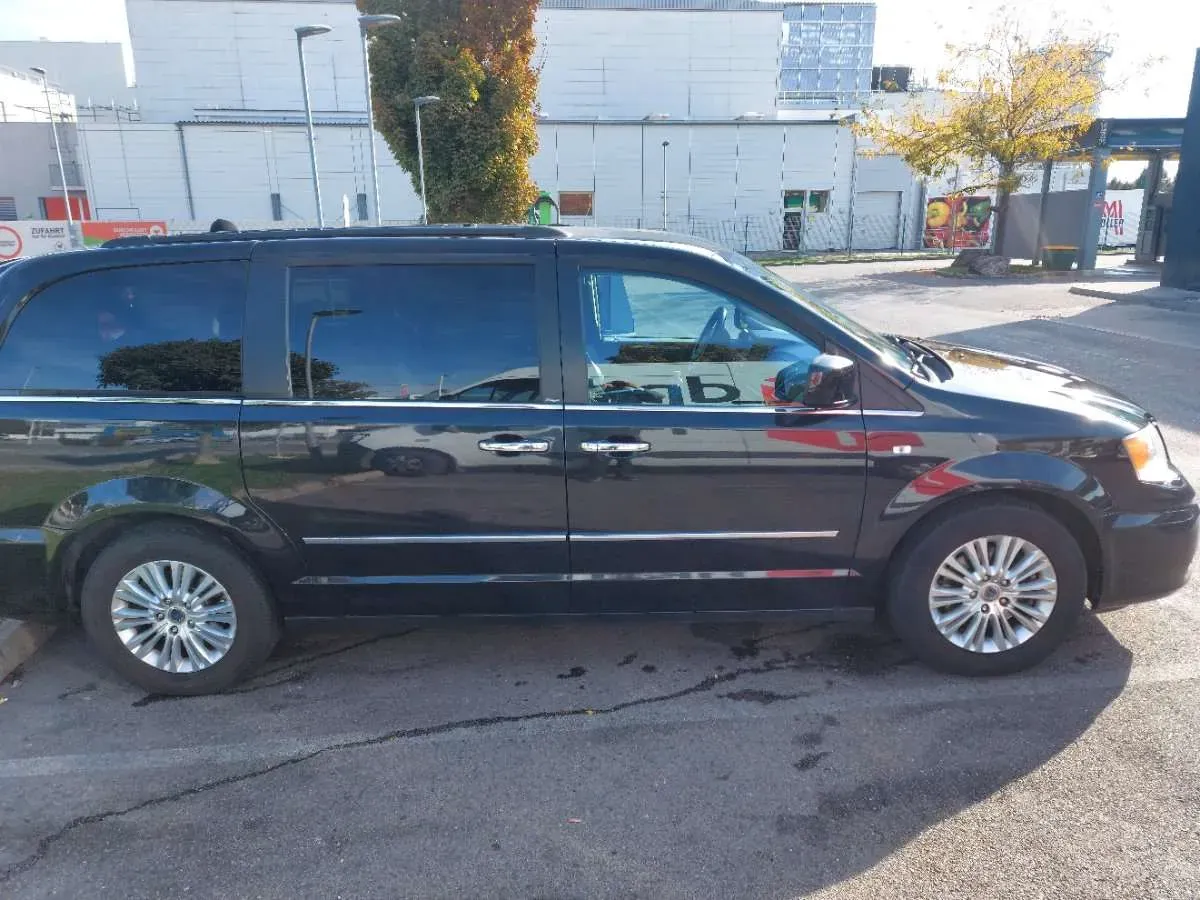 Lancia Voyager 2011 photo 3