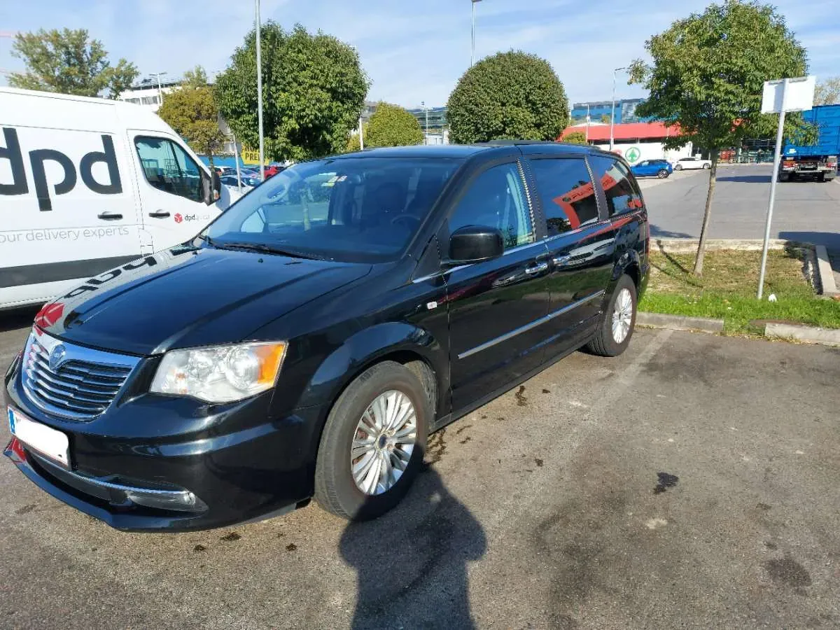 Lancia Voyager 2011 photo 2
