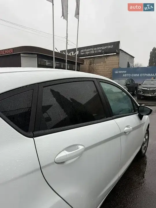 Ford Fiesta 2011 photo 2