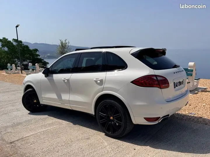 Porsche Cayenne 2010 photo 2