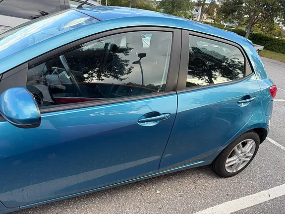 Mazda 2 2011 photo 3