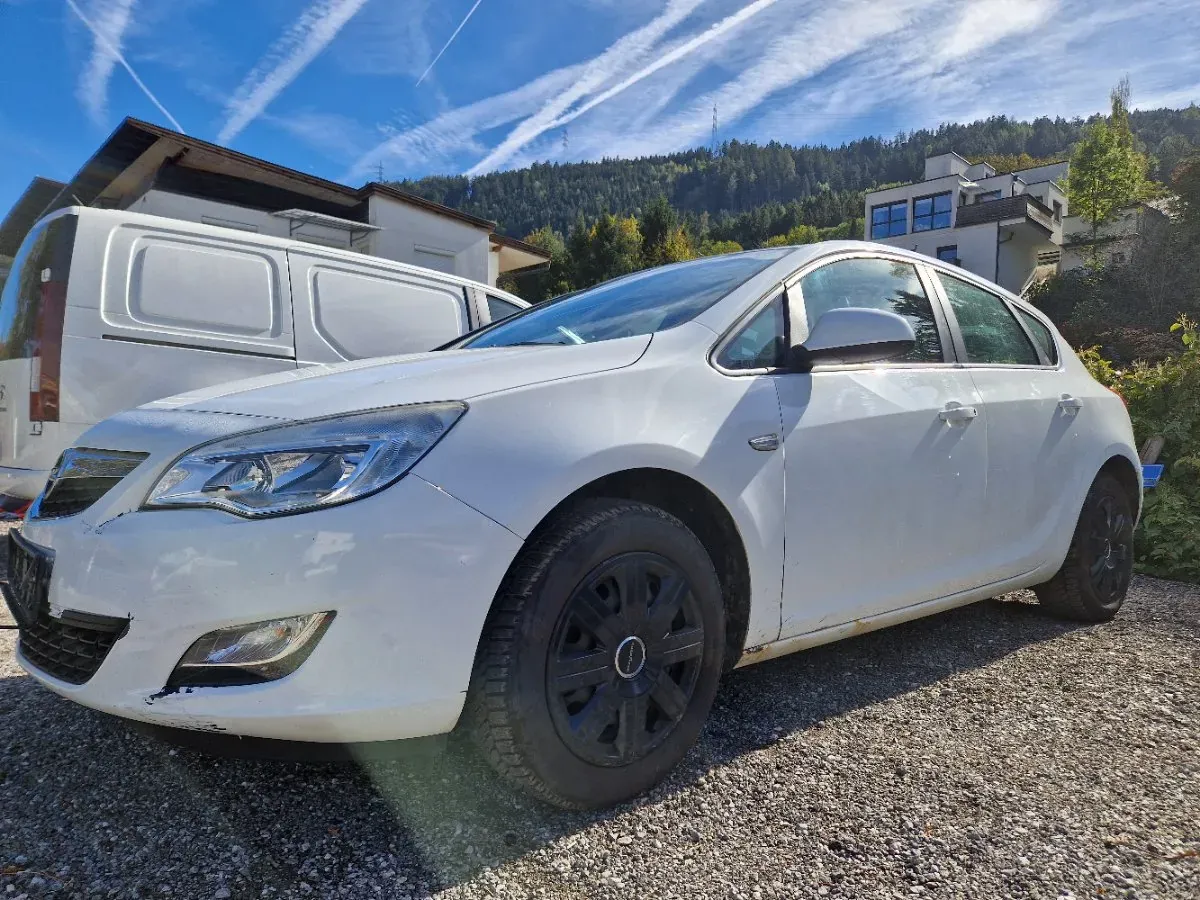 Opel Astra 2012 photo 2