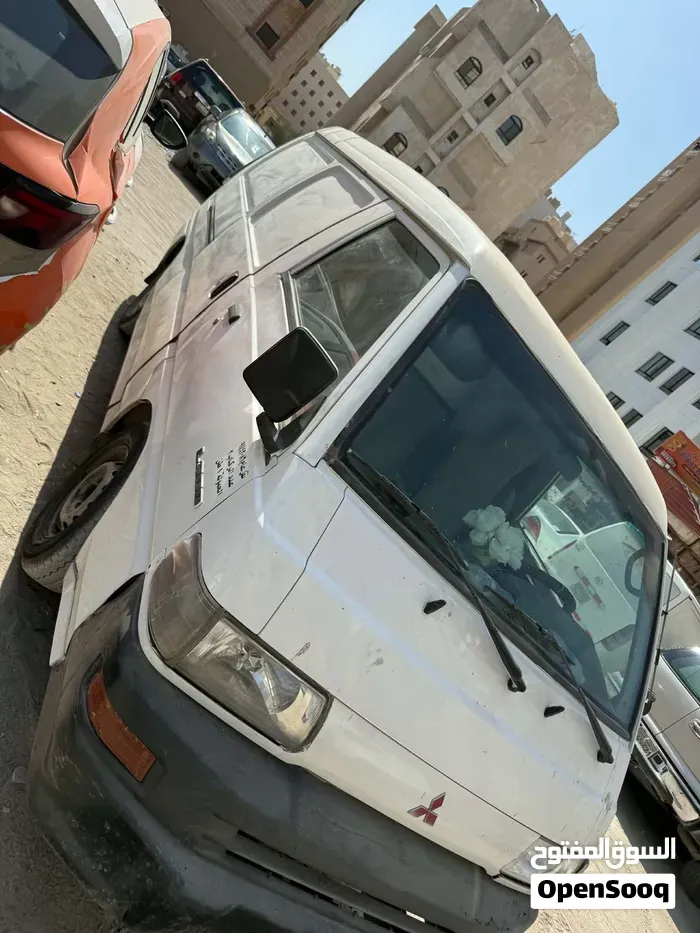Mitsubishi Van 2007 photo 2