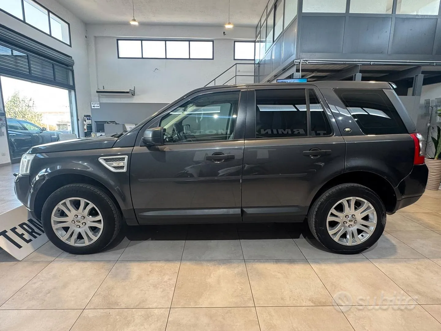 Land Rover Freelander 2010 photo 4