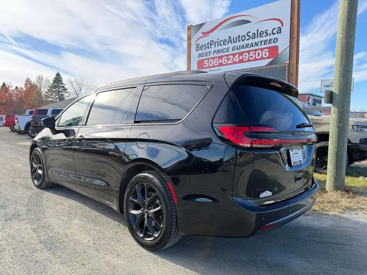 Chrysler Pacifica 2025 photo 3