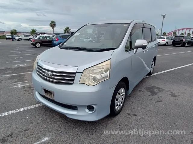 Toyota Noah 2010 photo 2