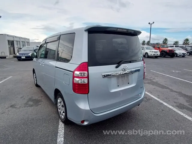 Toyota Noah 2010 photo 3