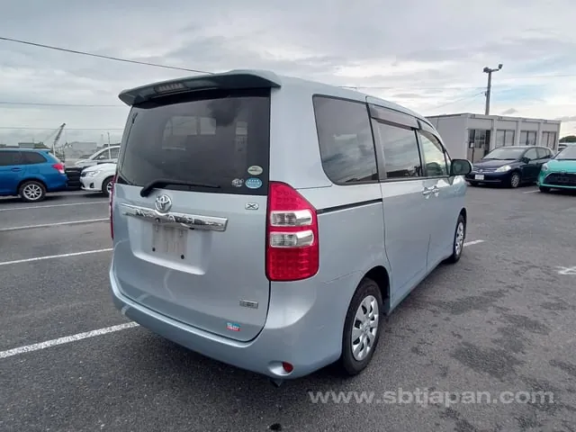 Toyota Noah 2010 photo 4