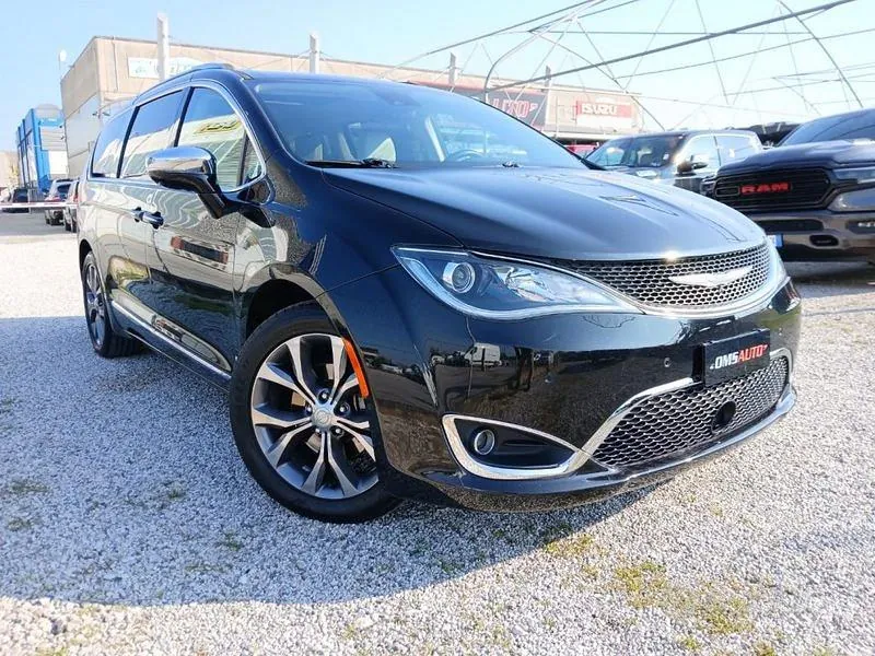 Chrysler Pacifica 2018 photo 2