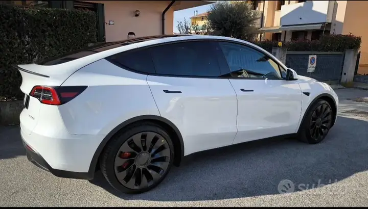 Tesla Model Y 2024 photo 2