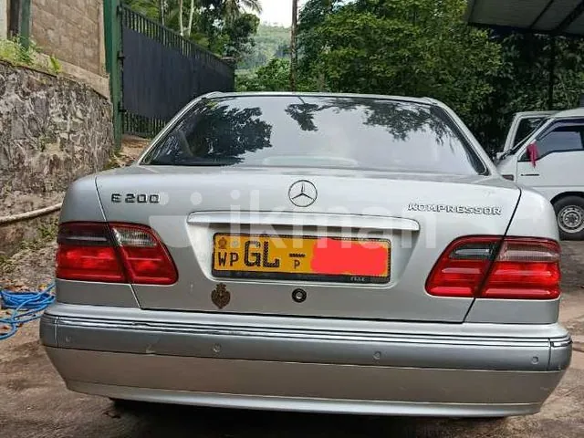 Mercedes-Benz E200 2001 photo 4
