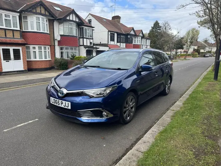 Toyota Auris 2015 photo 3