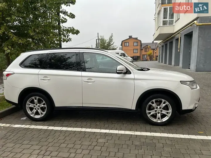 Mitsubishi Outlander 2014 photo 4