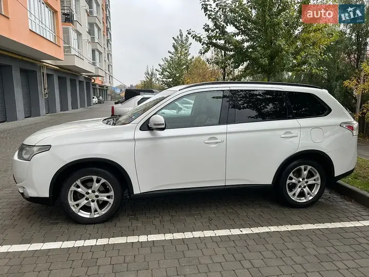 Mitsubishi Outlander 2014 photo 2