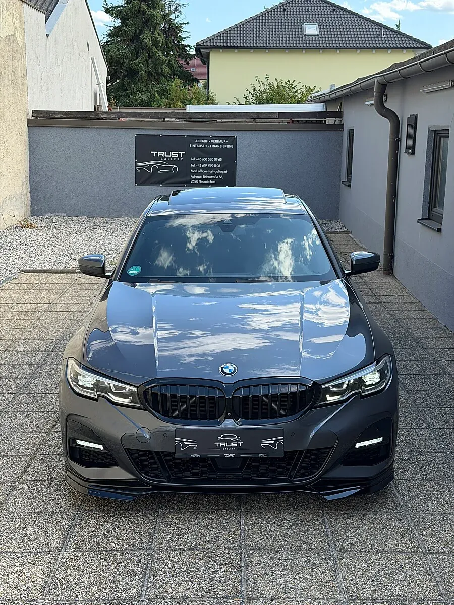 BMW 3 Series 2019 photo 2