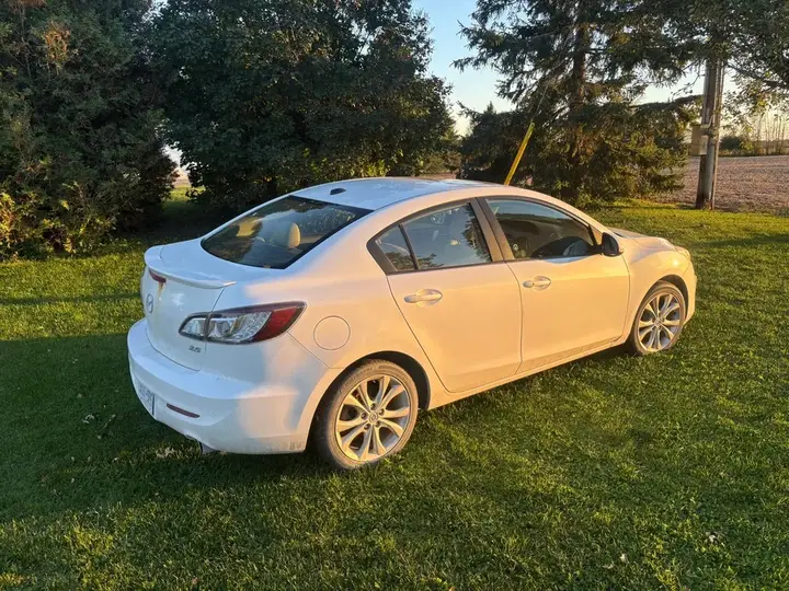 Mazda 3 2011 photo 2