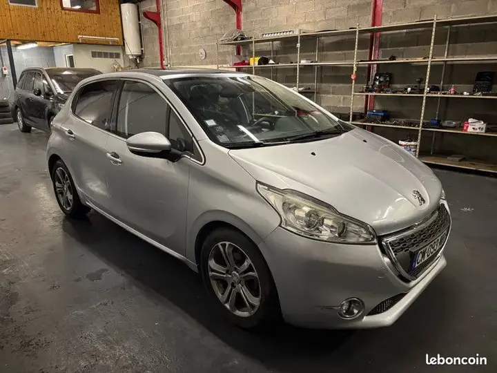 Peugeot 208 2012 photo 2