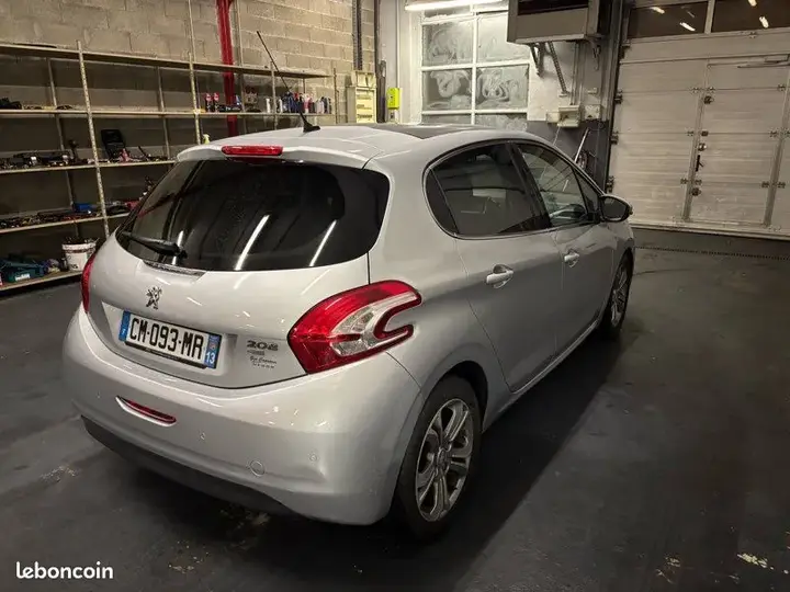 Peugeot 208 2012 photo 4