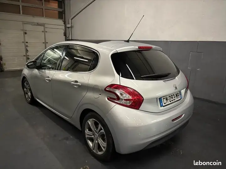 Peugeot 208 2012 photo 3