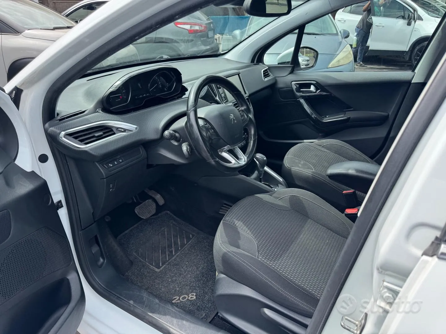 Peugeot 208 2015 photo 5