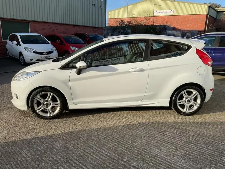 Ford Fiesta 2011 photo 4