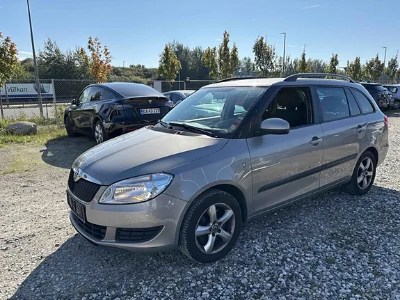 Skoda Fabia 2011 photo 2