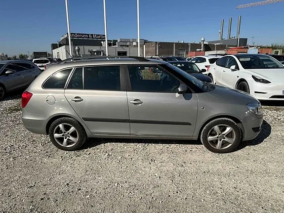 Skoda Fabia 2011 photo 4