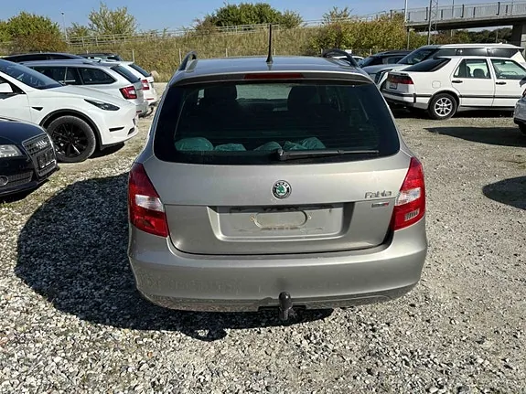 Skoda Fabia 2011 photo 5