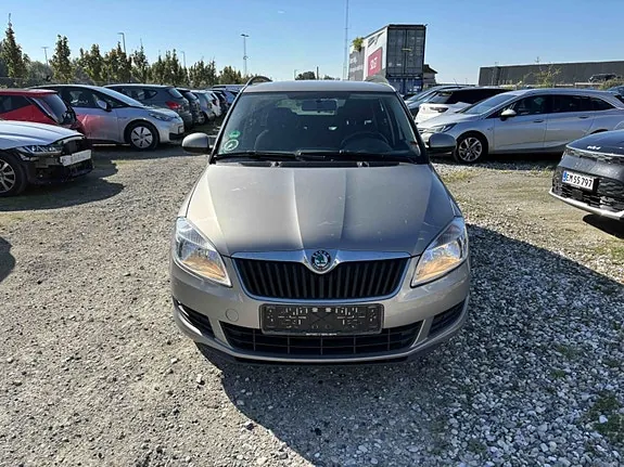 Skoda Fabia 2011 photo 3