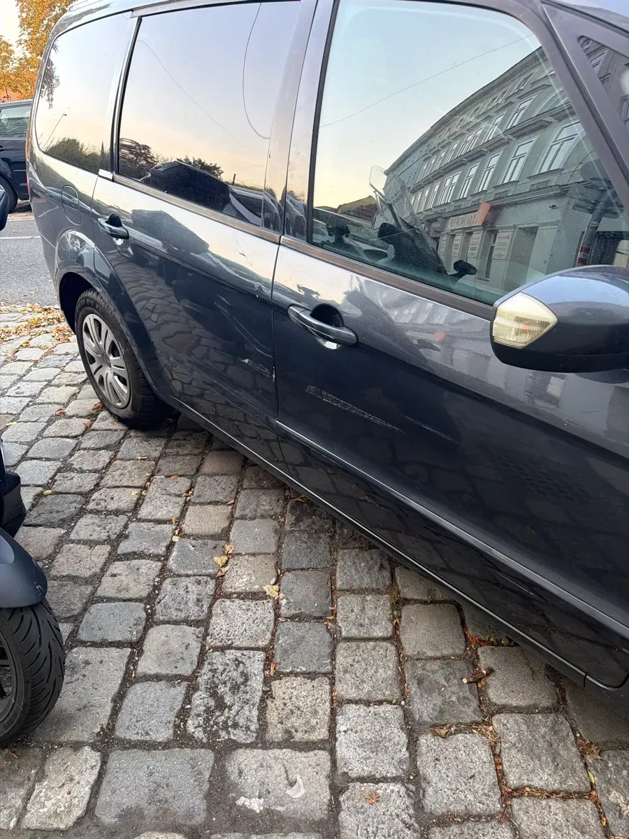 Ford Galaxy 2010 photo 2