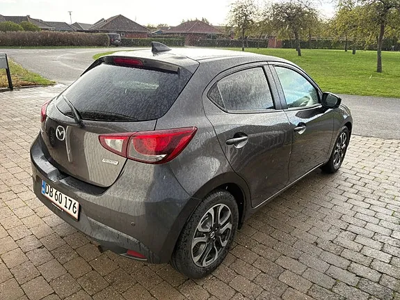 Mazda 2 2017 photo 3