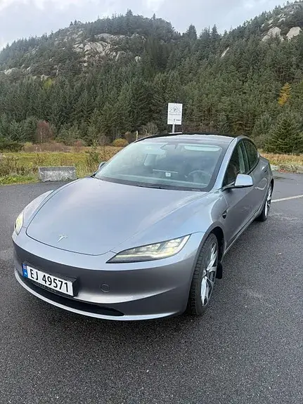 Tesla Model 3 2024 photo 4