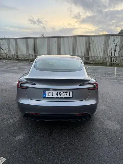 Tesla Model 3 2024 photo 2