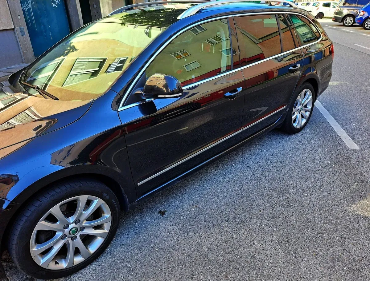 Skoda Superb 2012 photo 2