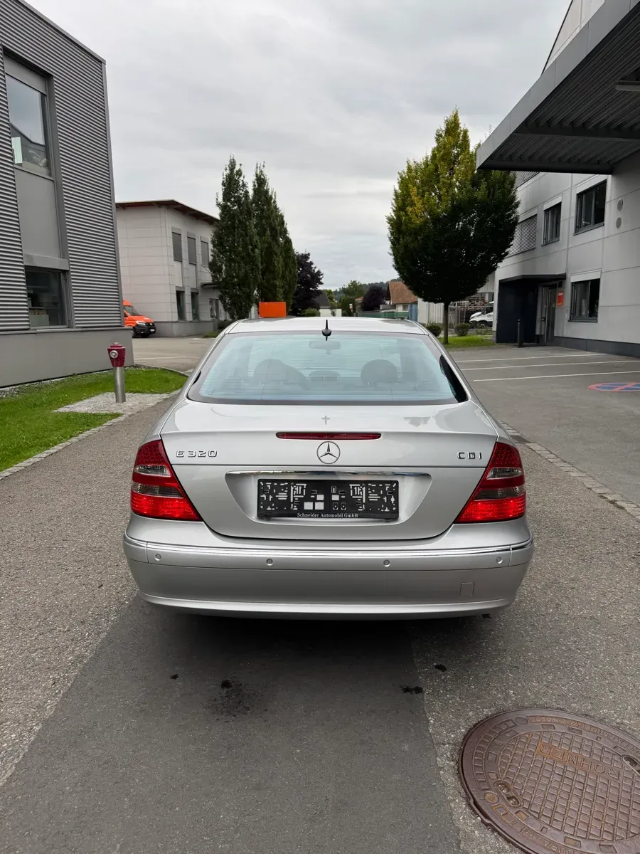 Mercedes-Benz E-Class 2004 photo 2