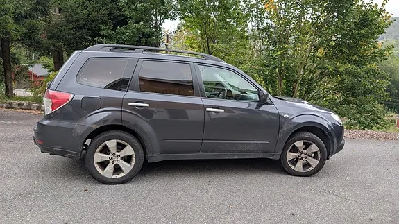 Subaru Forester 2010 photo 2