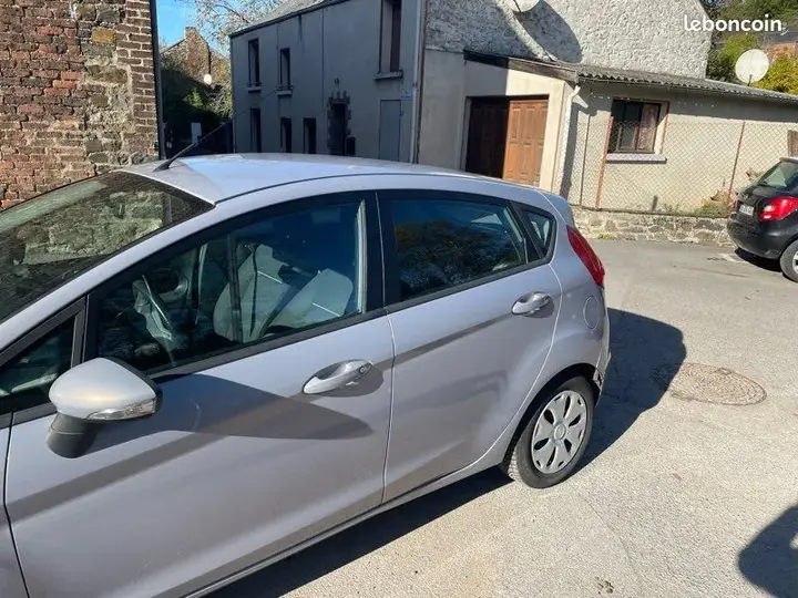 Ford Fiesta 2011 photo 2