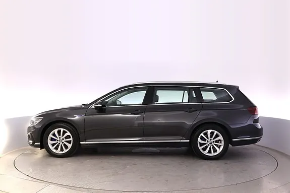 Volkswagen Passat 2023 photo 2