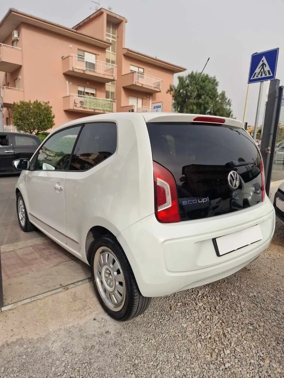 Volkswagen Up 2015 photo 3
