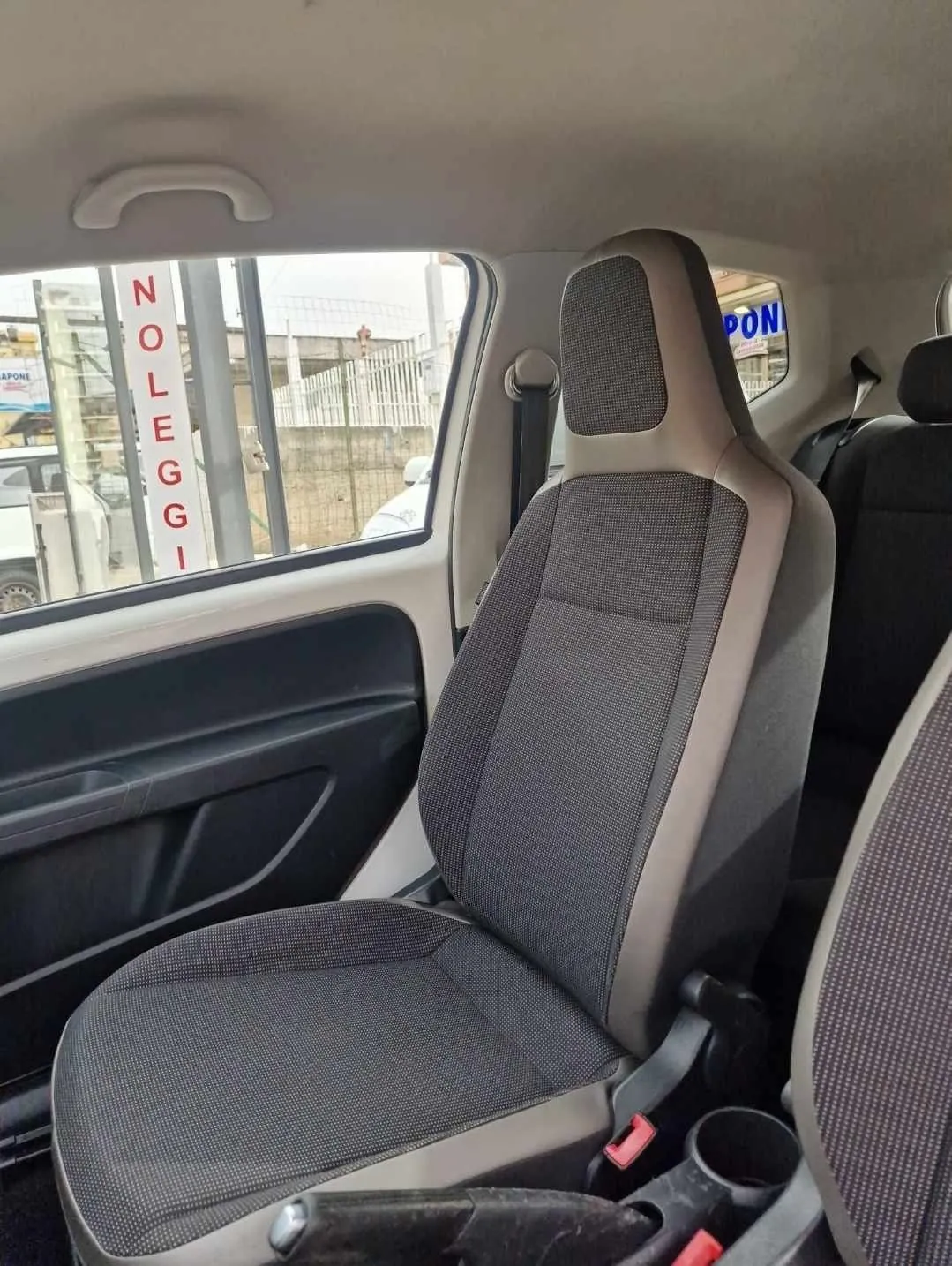 Volkswagen Up 2015 photo 5
