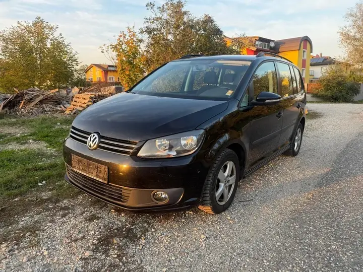 Volkswagen Touran 2012 photo 2
