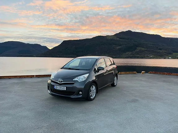 Toyota Verso-S 2011 photo 2