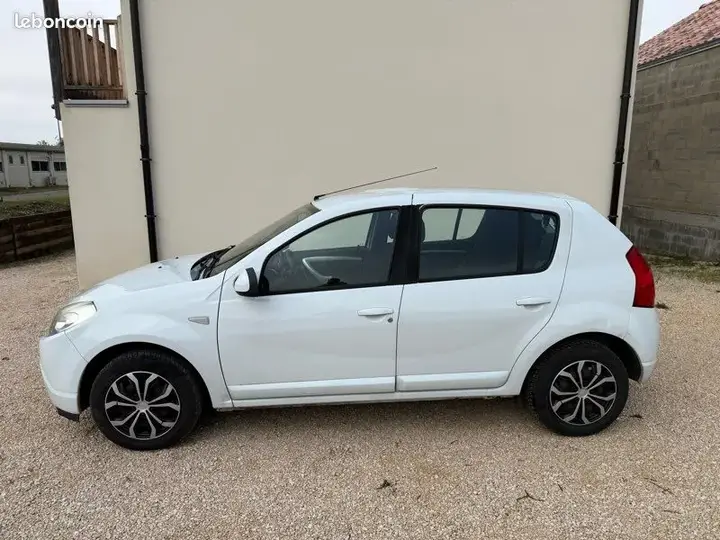 Dacia Sandero 2012 photo 2
