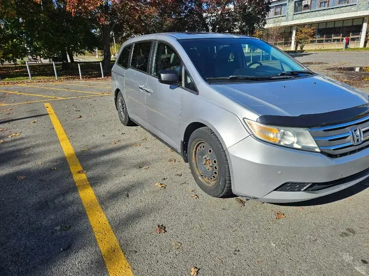 Honda Odyssey 2011 photo 2