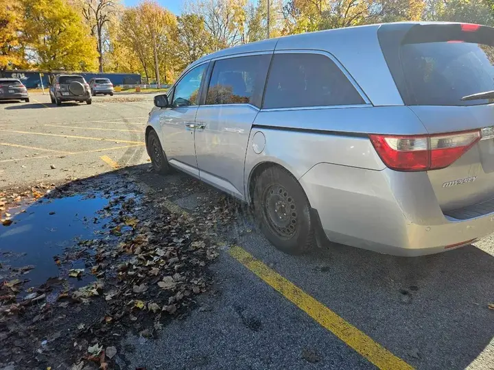 Honda Odyssey 2011 photo 4