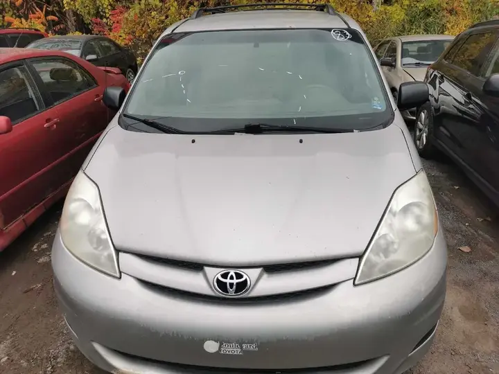Toyota Sienna 2010 photo 2
