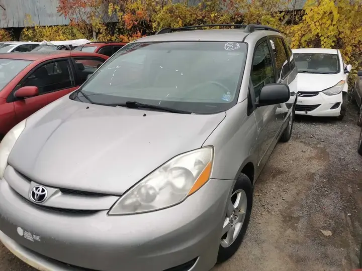 Toyota Sienna 2010 photo 3