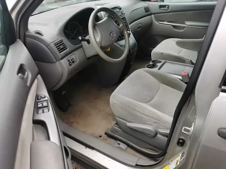 Toyota Sienna 2010 photo 4