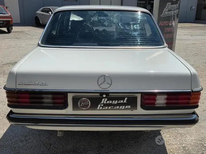Mercedes-Benz W123 1981 photo 4