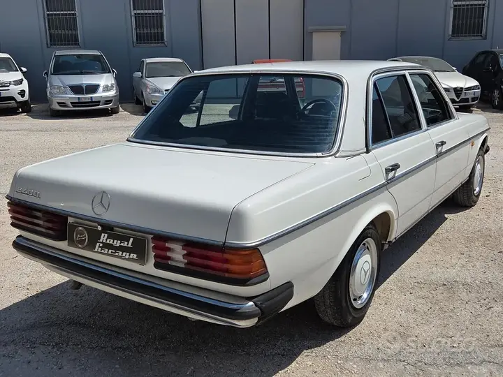 Mercedes-Benz W123 1981 photo 5